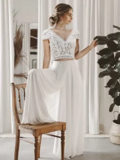 Robe de mariée deux pièces en mousseline de soie et dentelle col en V deux pièces longueur au sol dos nu manches courtes ivoire