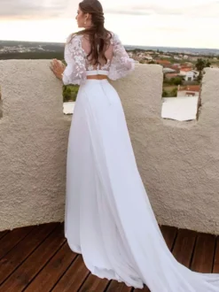 Robe de mariée deux pièces en mousseline de soie et dentelle col bijou avec traîne boutons fonctionnels manches longues longueur 40 cm ivoire
