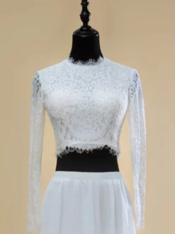 Robe de mariée deux pièces en mousseline de soie découpée avec col bijou et traîne robe de mariée deux pièces avec boutons fonctionnels et manches longues longueur 20 cm ivoire