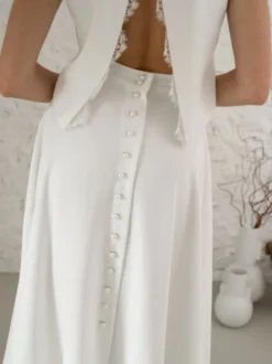 Robe de mariée deux pièces en tissu satiné boutons col bijou longueur thé dos nu sans manches ivoire