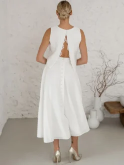 Robe de mariée deux pièces en tissu satiné boutons col bijou longueur thé dos nu sans manches ivoire