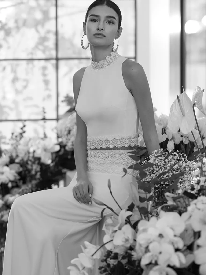 Robe de mariée deux pièces en tissu satiné et dentelle col haut balayage boutons fonctionnels sans manches ivoire