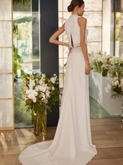 Robe de mariée deux pièces en tissu satiné et dentelle col haut balayage boutons fonctionnels sans manches ivoire