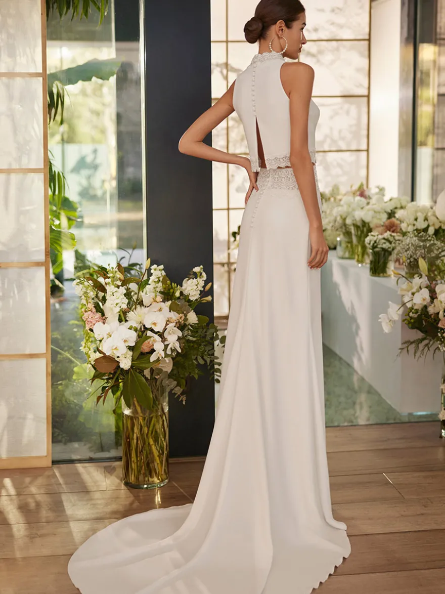 Robe de mariée deux pièces en tissu satiné et dentelle col haut balayage boutons fonctionnels sans manches ivoire