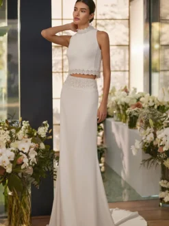 Robe de mariée deux pièces en tissu satiné et dentelle col haut balayage boutons fonctionnels sans manches ivoire