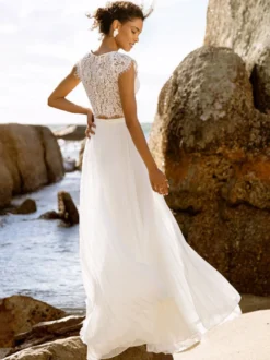 Robe de mariée deux pièces haut en dentelle jupe en mousseline de soie plissée longueur au sol