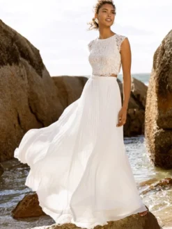 Robe de mariée deux pièces haut en dentelle jupe en mousseline de soie plissée longueur au sol