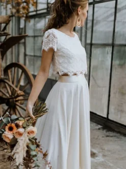 Robe de mariée deux pièces haut en dentelle col rond boutonné sur dos jupe asymétrique