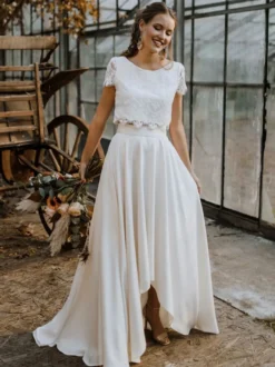 Robe de mariée deux pièces haut en dentelle col rond boutonné sur dos jupe asymétrique