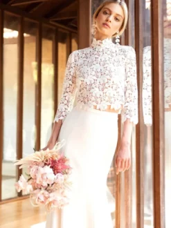 Robe de mariée deux pièces haut en dentelle col mantant manche longue jupe en jupe en satin à traîne