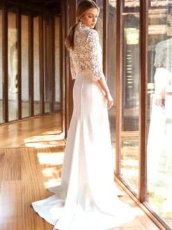 Robe de mariée deux pièces haut en dentelle col mantant manche longue jupe en jupe en satin à traîne