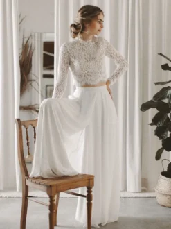 Robe de mariée deux pièces Haut et pantalon col montant manche longue boutonné sur dos