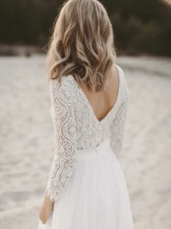 Robe de mariée deux pièces ivoire dentelle col en V coupe trapèze longueur au sol dos nu manches longues