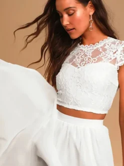 Robe de mariée deux pièces ivoire haut en dentelle col rond manche courte jupe en tulle
