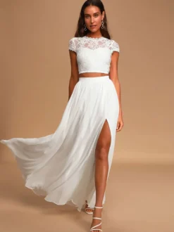 Robe de mariée deux pièces ivoire haut en dentelle col rond manche courte jupe en tulle