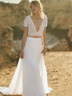 Robe de mariée deux pièces style bohème en mousseline col V coupe trapèze avec traîne boutons fonctionnels manches courtes et longues.