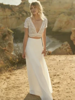 Robe de mariée deux pièces style bohème en mousseline col V coupe trapèze avec traîne boutons fonctionnels manches courtes et longues.