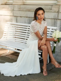 Robe de mariée deux pièces top en dentelle jupe fendue boutonné sur dos à traîne