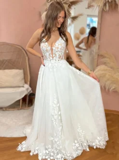 Robe de mariée en dentelle avec traîne coupe trapèze sans manches en tulle col en V