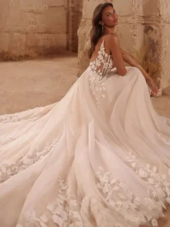 Robe de mariée en dentelle avec traîne coupe trapèze sans manches en tulle col en V