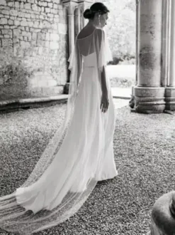Robe de mariée en tulle ivoire à col rond et manches courtes