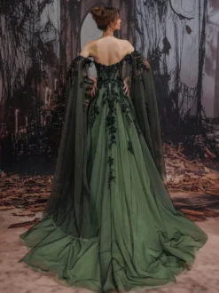 Robe de mariée gothique noire en dentelle coupe trapèze manches longues taille naturelle à volants et traîne