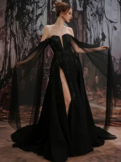 Robe de mariée gothique noire en dentelle coupe trapèze manches longues taille naturelle à volants et traîne