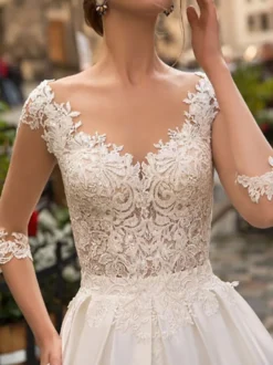 Robe de mariée ivoire col V demi manche en dentelle jupe en satin boutonné sur dos Robe de mariage