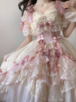 Robe de mariée Lolita rose style ballet ornée de nœuds et de volants avec traîne.