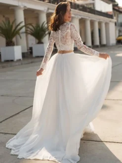 Robe de mariée 2 pèces blanche col V manche longue boutonné sur dos en dentelle jupe avec petite traîne