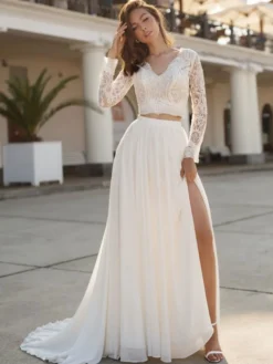 Robe de mariée 2 pèces blanche col V manche longue boutonné sur dos en dentelle jupe avec petite traîne