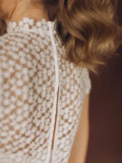 Robe de mariée 3 pièces en dentelle et mousseline décolleté illusion fermeture éclair manches courtes
