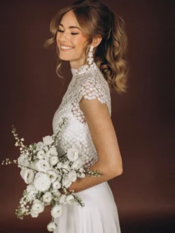 Robe de mariée 3 pièces en dentelle et mousseline décolleté illusion fermeture éclair manches courtes