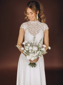 Robe de mariée 3 pièces en dentelle et mousseline décolleté illusion fermeture éclair manches courtes