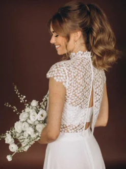 Robe de mariée 3 pièces en dentelle et mousseline décolleté illusion fermeture éclair manches courtes