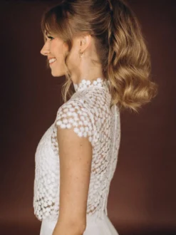 Robe de mariée 3 pièces en dentelle et mousseline décolleté illusion fermeture éclair manches courtes