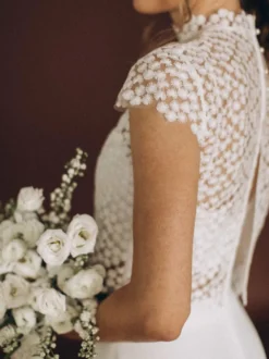 Robe de mariée 3 pièces en dentelle et mousseline décolleté illusion fermeture éclair manches courtes