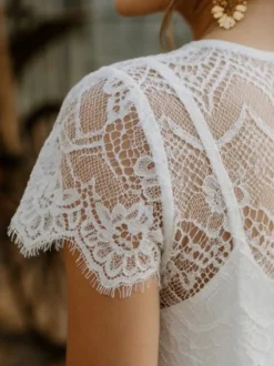 Robe de mariée 3 pièces en dentelle col bijou coupe trapèze fermeture éclair manches courtes