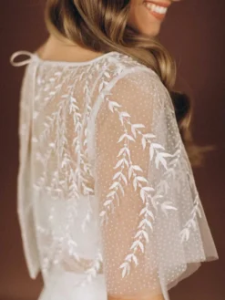 Robe de mariée 3 pièces en dentelle et satin décolleté illusion fermeture éclair manches mi-longues