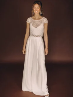 Robe de mariée 3 pièces en dentelle et mousseline décolleté illusion longueur au sol fermeture éclair manches courtes