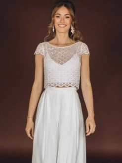 Robe de mariée 3 pièces en dentelle et mousseline décolleté illusion longueur au sol fermeture éclair manches courtes