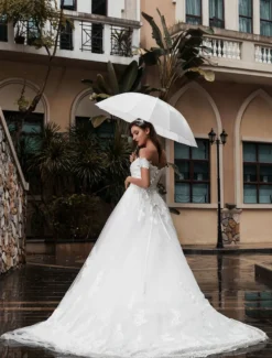 Robe de mariée princesse bustier hors de l'épaule laçage sur dos à grande traîne