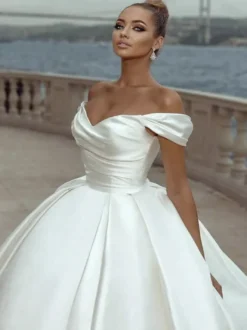 Robe de mariée princesse Silhouette de princesse épaules dénudées sans manches taille naturelle avec traîne robes de mariée