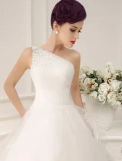 Robe de mariée princesse à une épaule à traîne