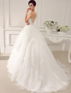 Robe de mariée princesse à une épaule à traîne