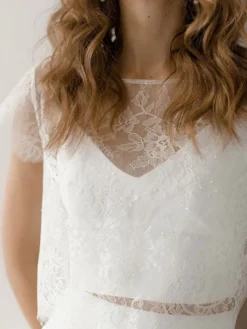 Robe de mariée simple blanche deux pièces Top en dentelle col rond jupe droite à traîne