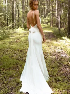 Robe de mariée simple blanche en satin à bretelles col v longueur au sol Robe de mariage