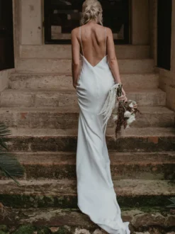Robe de mariée simple blanche en satin col V décolleté longueur au sol Robe de mariage