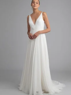 Robe de mariée simple blanche en mousseline de soie col V boutonné sur dos à traîne