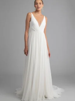 Robe de mariée simple blanche en mousseline de soie col V boutonné sur dos à traîne